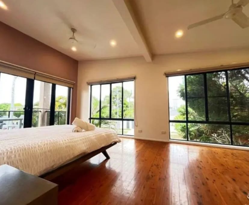 $230, Student-accommodation, 6 bathrooms, Surfers Paradise QLD 4217