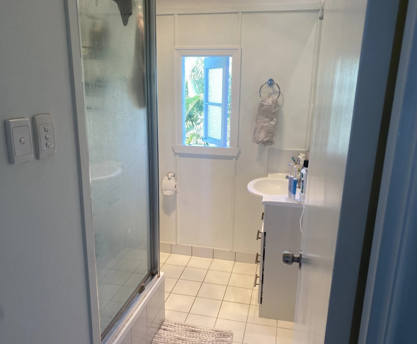 $210, Share-house, 3 bathrooms, Holland Park QLD 4121