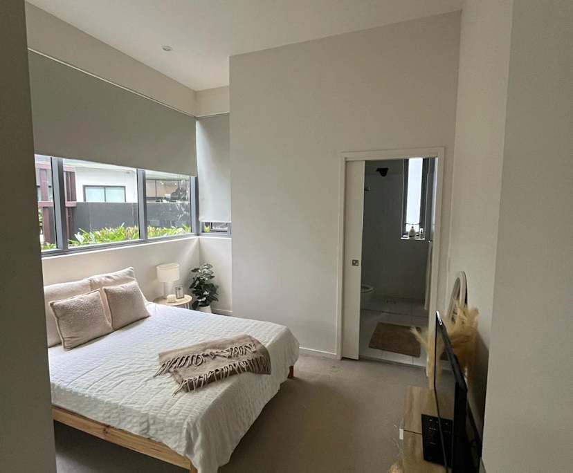 Furnished room with ensuite in a flatshare