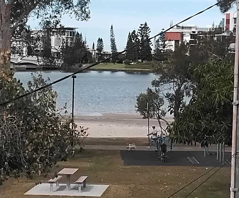 $300, Flatshare, 2 bathrooms, Paradise Point QLD 4216