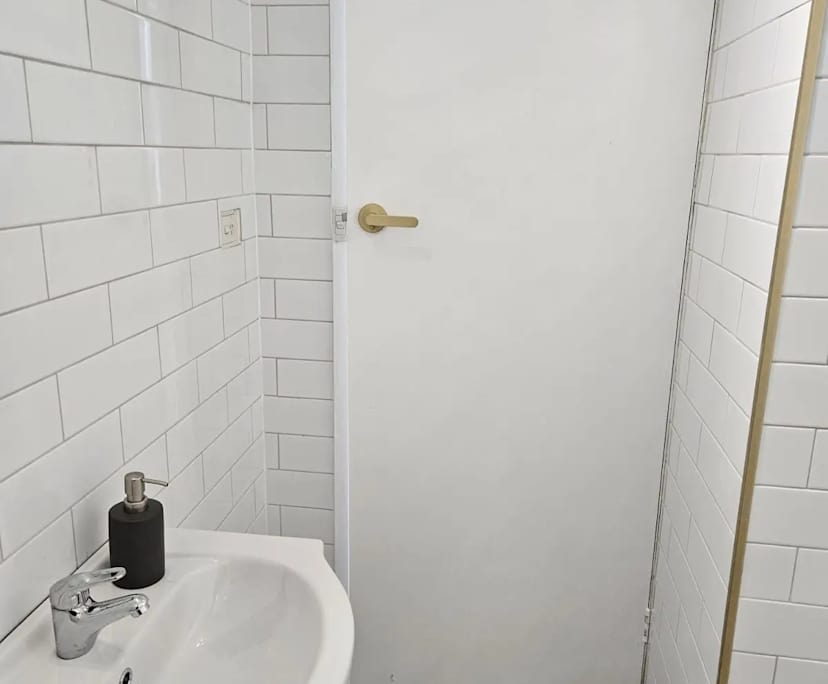 $490, 1-bed, 1 bathroom, Flemington VIC 3031