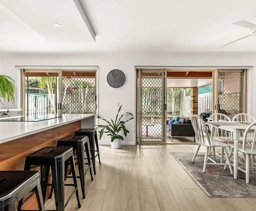 $350, Share-house, 3 bathrooms, Bardon QLD 4065