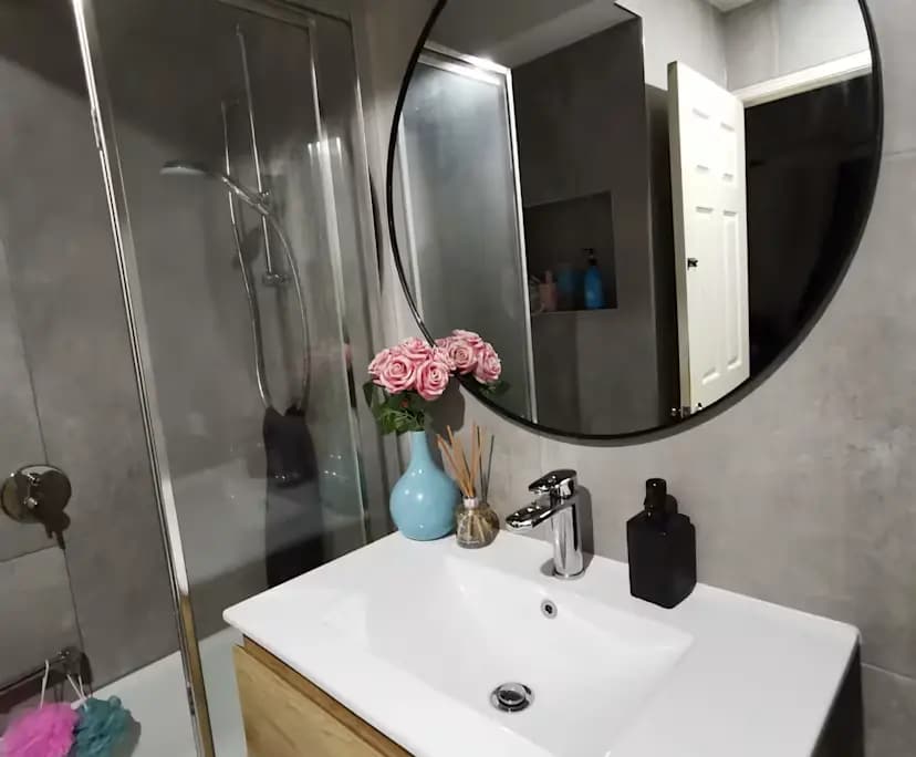 $780, Whole-property, 2 bathrooms, Milton QLD 4064