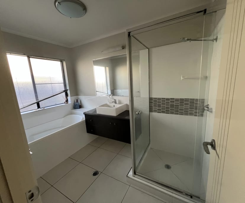 $300, Share-house, 3 bathrooms, Rural View QLD 4740