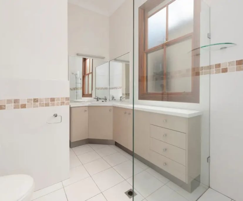 $230, Student-accommodation, 6 bathrooms, Saint Lucia QLD 4067
