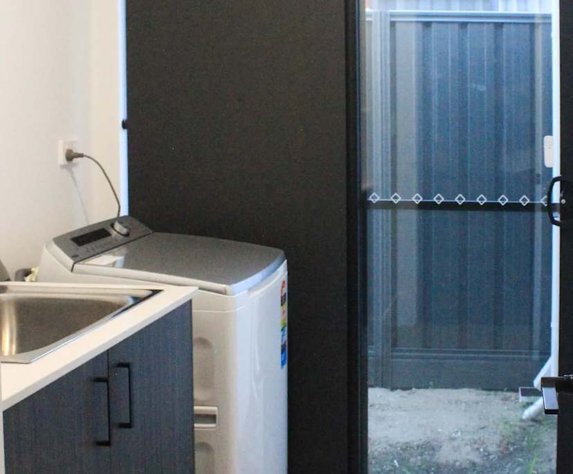 $300, Share-house, 3 bathrooms, East Cannington WA 6107