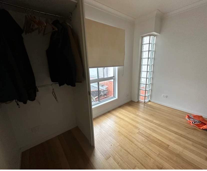 Unfurnished room in a flatshare