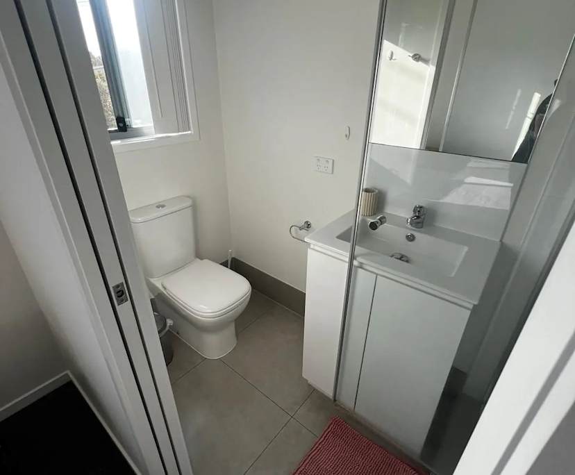 Furnished room with ensuite in a flatshare