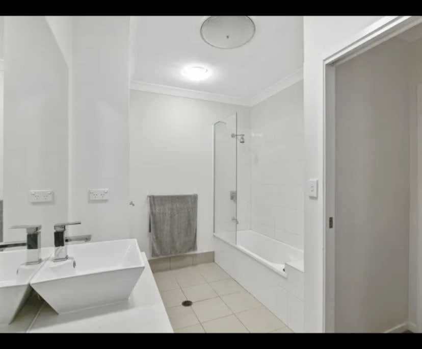 Room for Rent in Holland Park, Brisbane 260, Unfu...