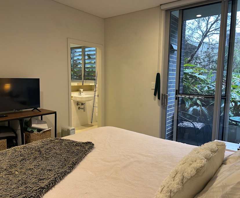 Furnished room with ensuite in a flatshare