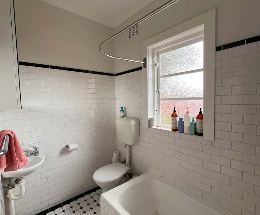 Furnished room in a flatshare