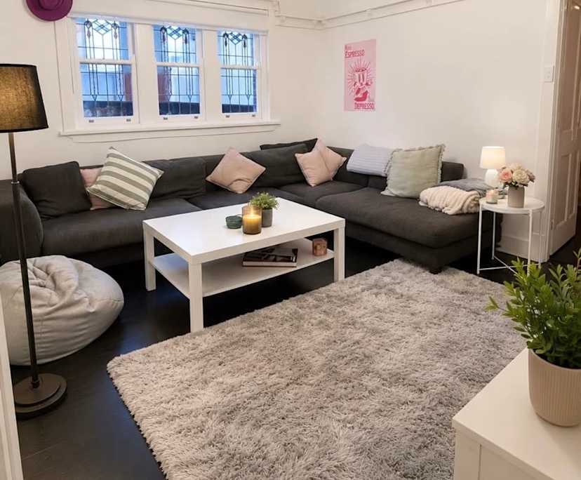 Furnished room in a flatshare