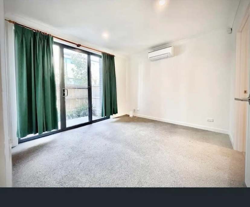 Unfurnished room with ensuite in a flatshare