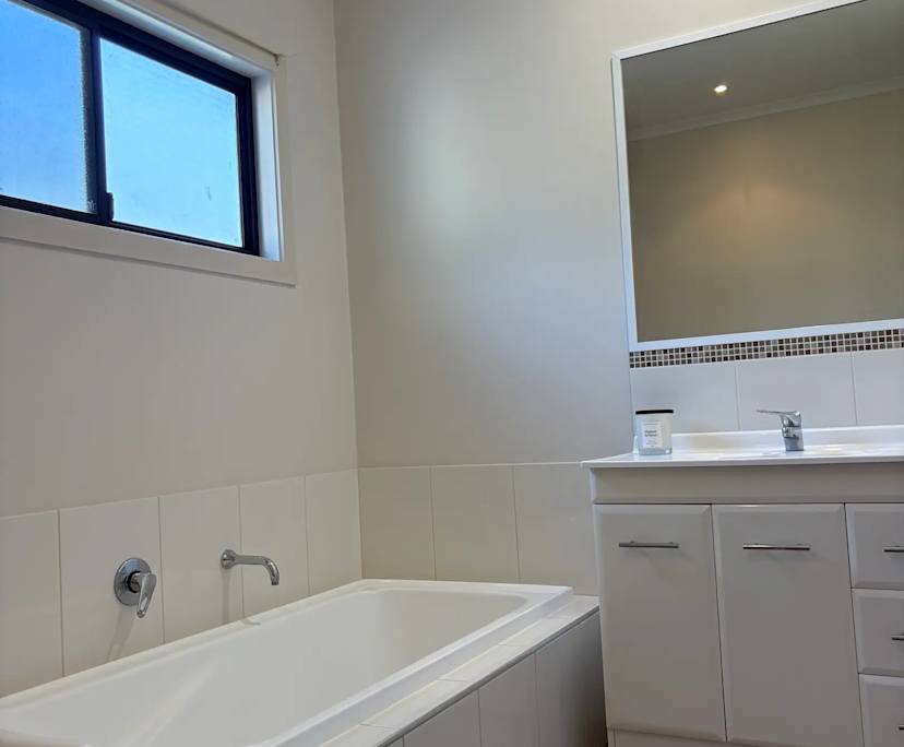 $350, Flatshare, 3 bathrooms, Cannonvale QLD 4802