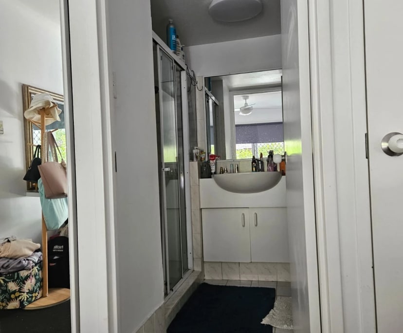 $250, Flatshare, 2 bathrooms, Main Beach QLD 4217