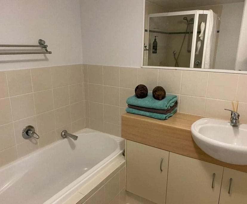 One Bed Flat for Rent in Bundall, Gold Coast 600,...