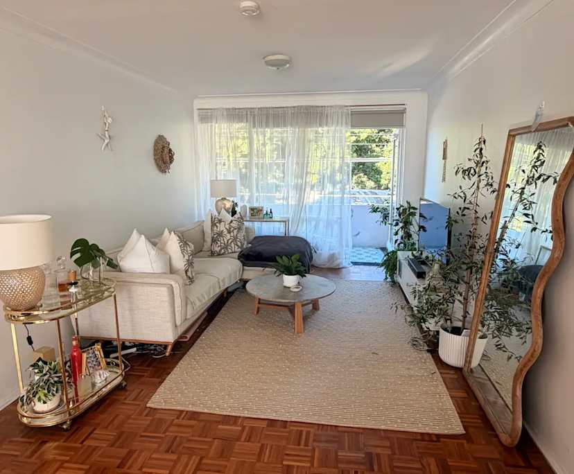 Furnished room in a flatshare