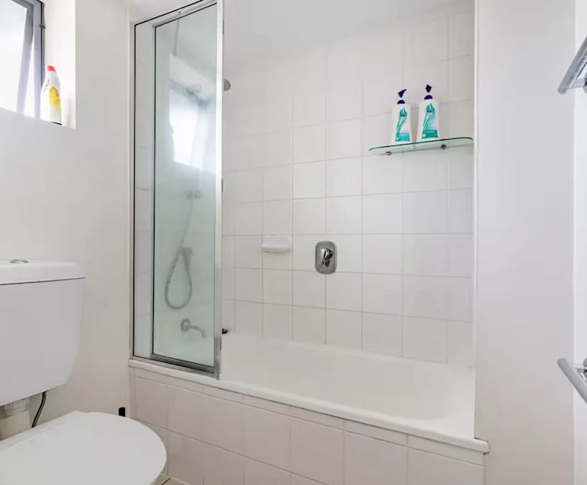 $1,000, Whole-property, 2 bathrooms, Toowong QLD 4066