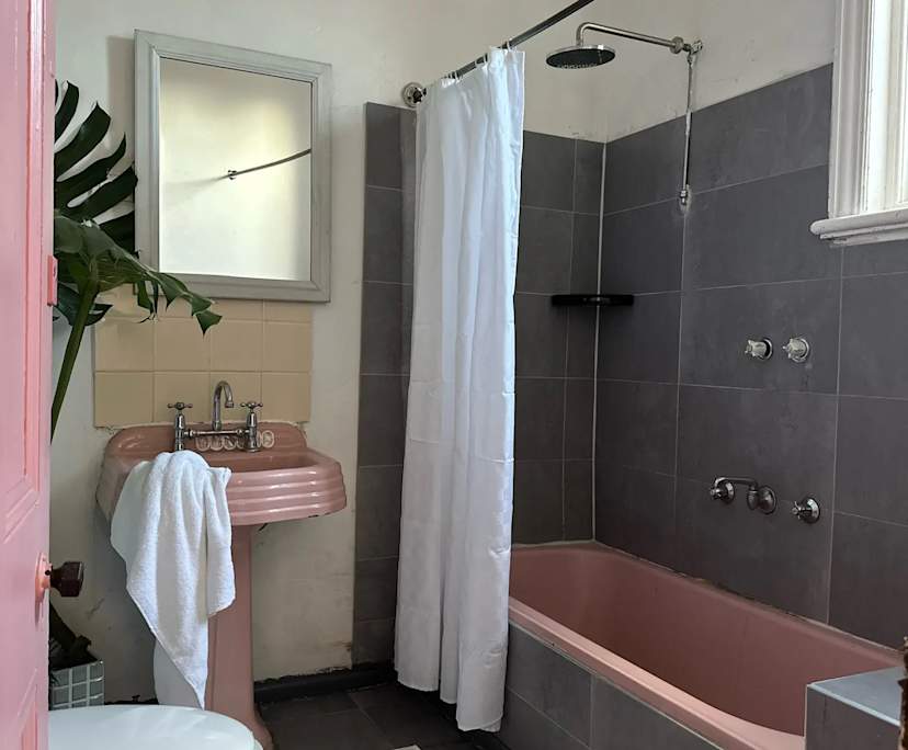 Furnished room in a flatshare