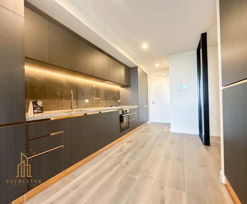 Unfurnished room with ensuite in a flatshare