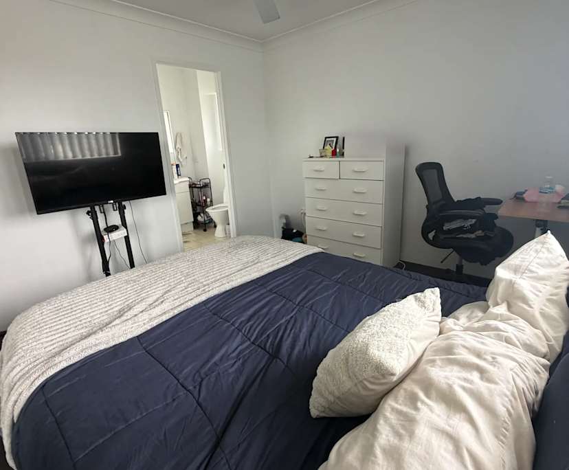 Furnished room with ensuite in a flatshare