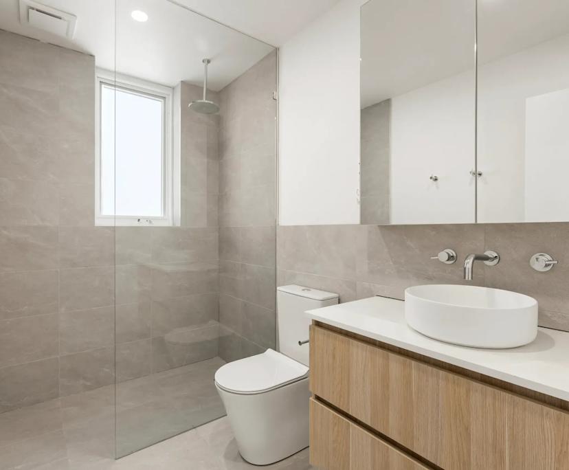 Unfurnished room with ensuite in a flatshare