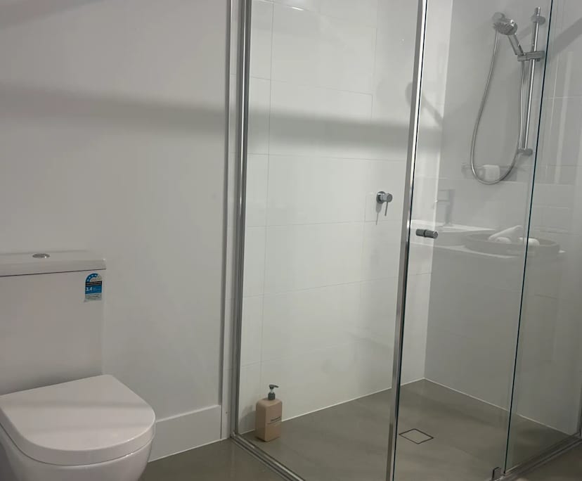 $450, Share-house, 3 bathrooms, Hope Island QLD 4212