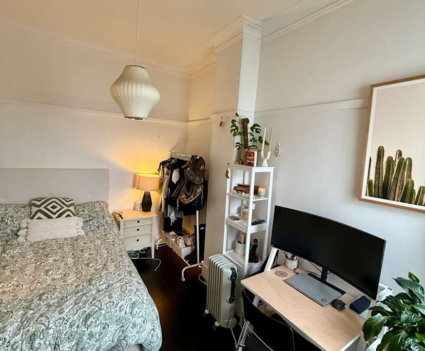 Furnished room in a flatshare