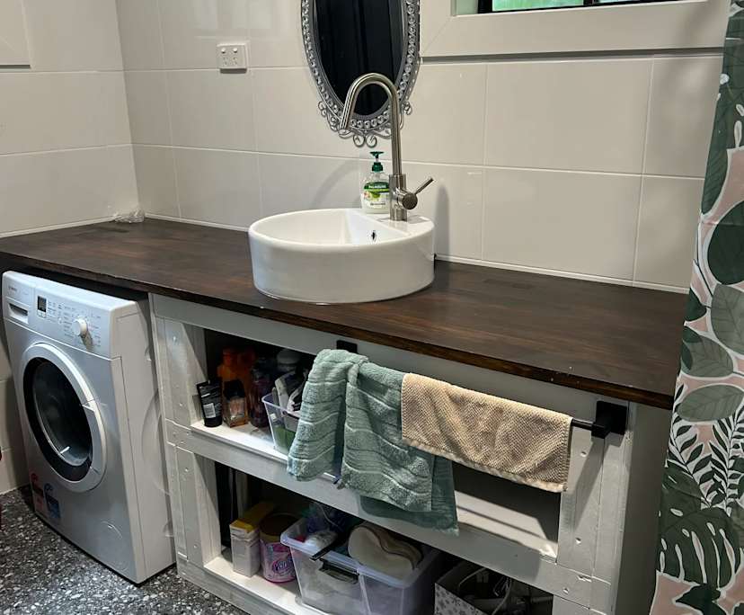 $350, 1-bed, 1 bathroom, Veteran QLD 4570