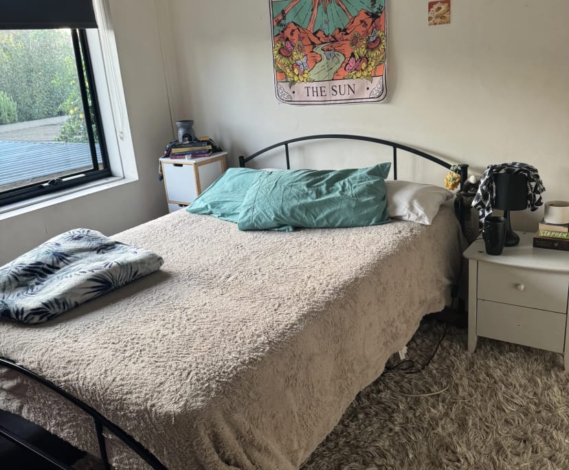 Furnished room in a flatshare