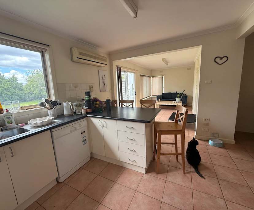 $350, Share-house, 3 bathrooms, Spotswood VIC 3015