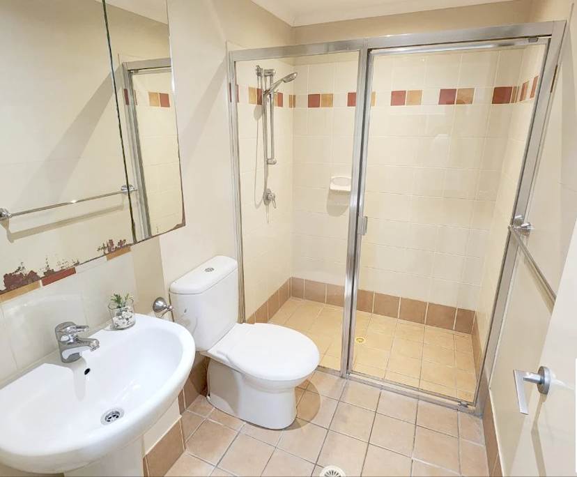 Furnished room with ensuite in a flatshare