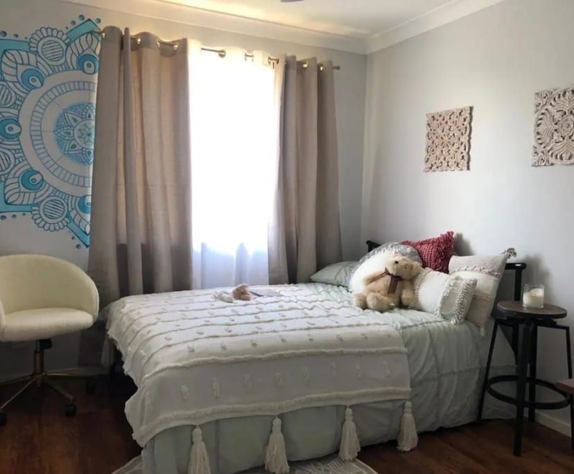 Furnished room in a flatshare
