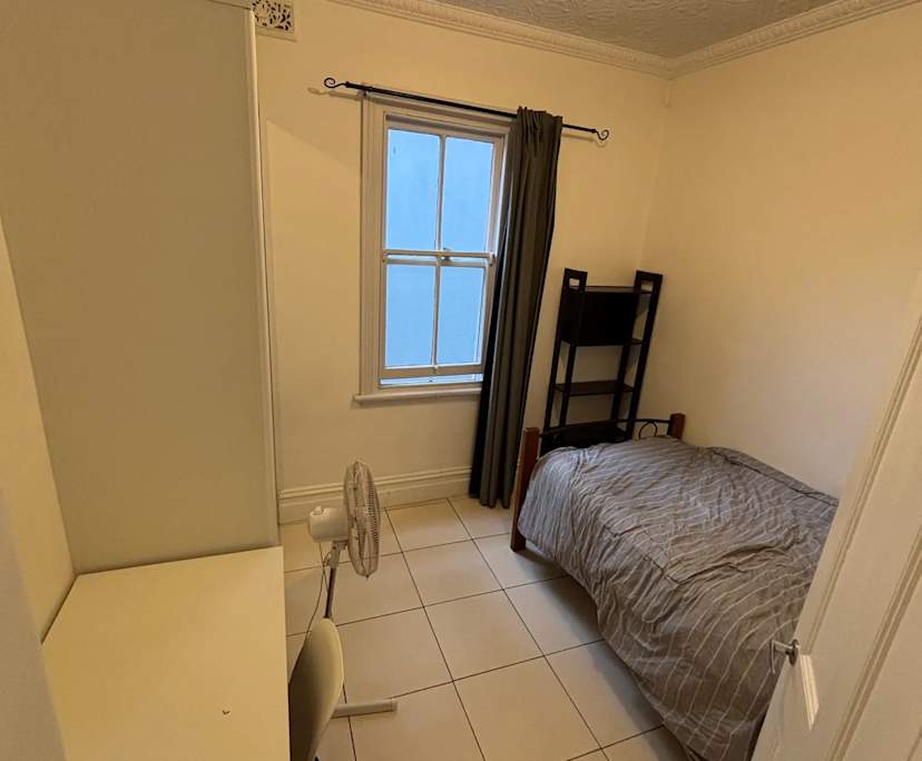 Furnished room in a flatshare