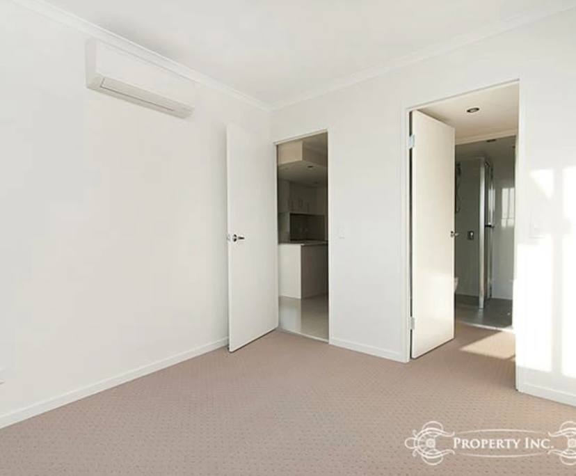 Unfurnished room with ensuite in a flatshare