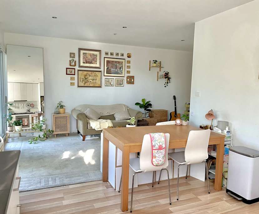 Unfurnished room in a flatshare