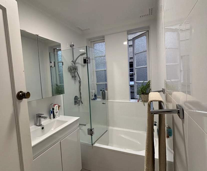 Furnished room in a flatshare
