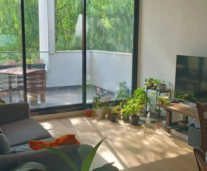 Unfurnished room with own bathroom