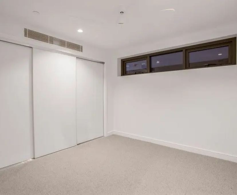 Unfurnished room in a flatshare