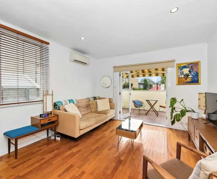 $550, 1-bed, 1 bathroom, St Kilda VIC 3182