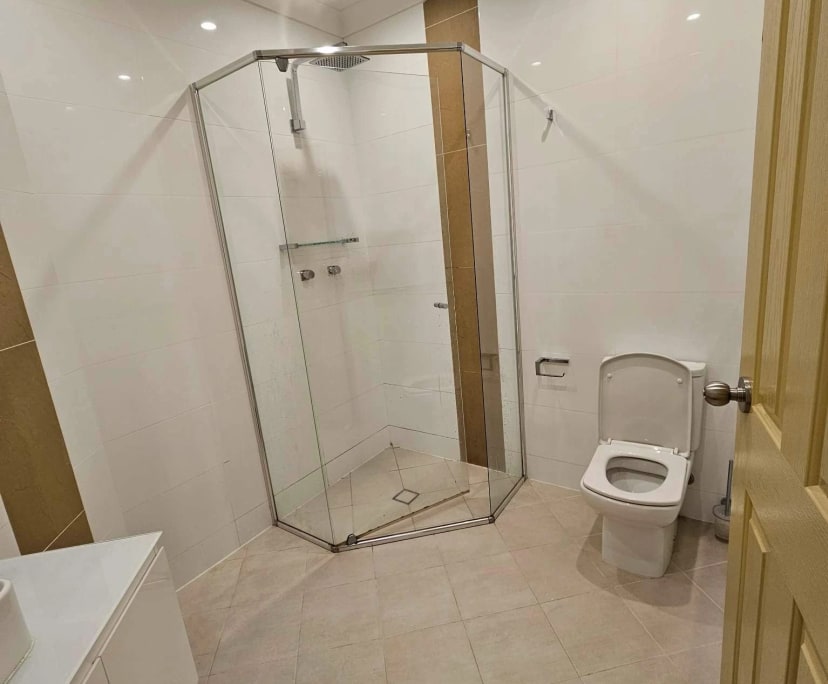 Unfurnished room with ensuite in a flatshare