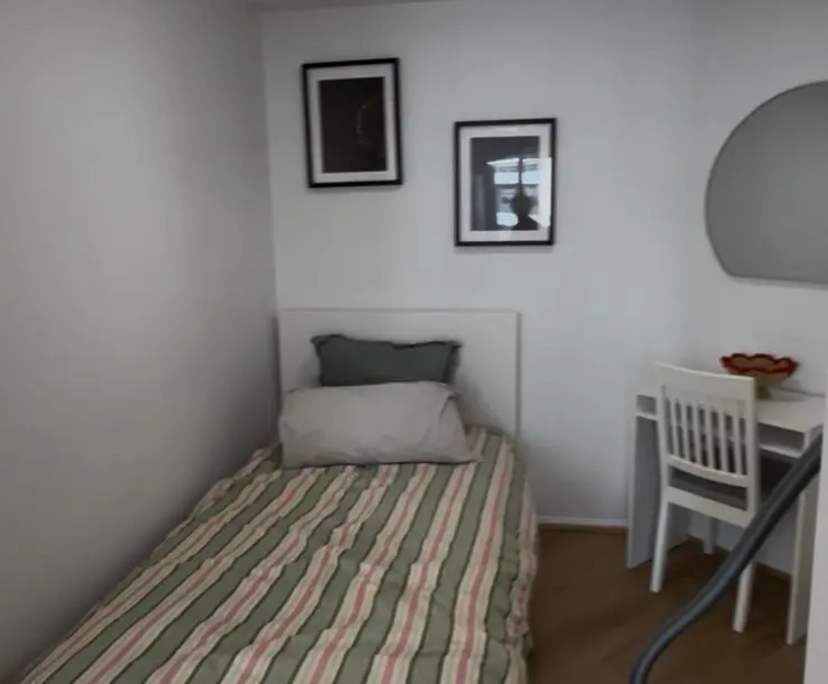 Furnished room in a flatshare