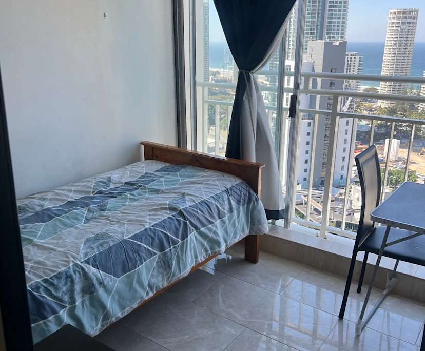 $250, Flatshare, 3 bathrooms, Surfers Paradise QLD 4217