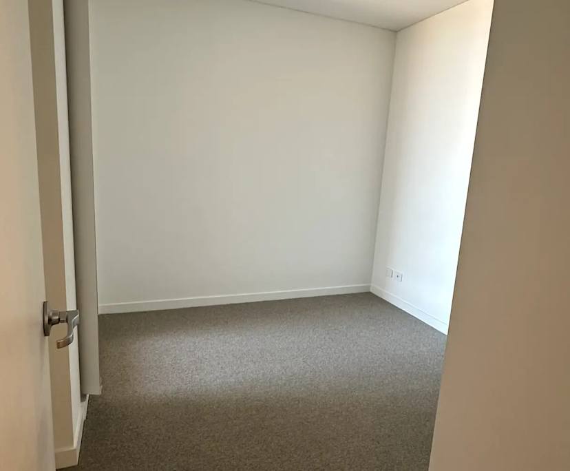 Unfurnished room with own bathroom