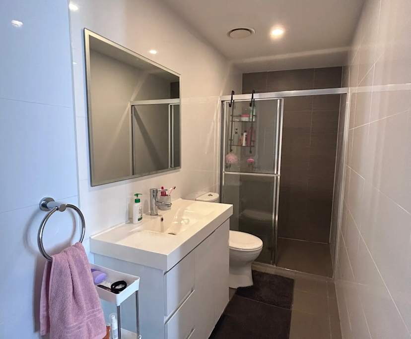 Furnished room with ensuite in a flatshare