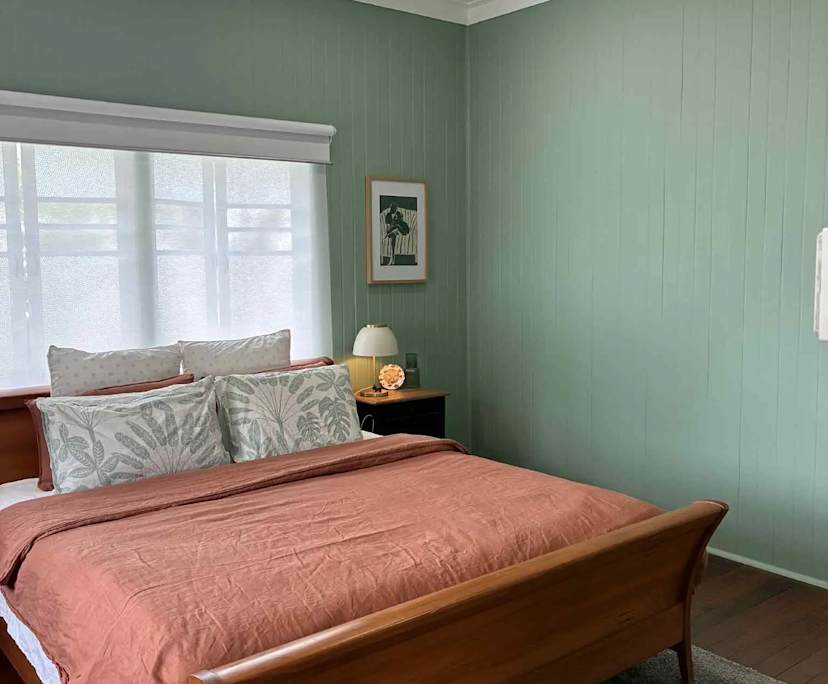 $700, Whole-property, 2 bathrooms, Westcourt QLD 4870