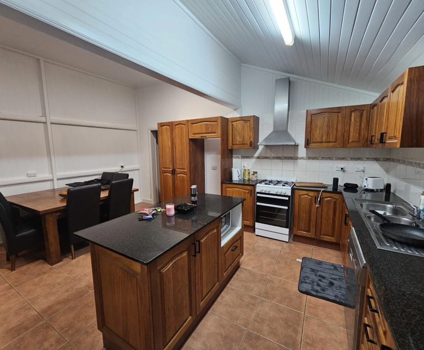 $350, Share-house, 4 bathrooms, Manoora QLD 4870