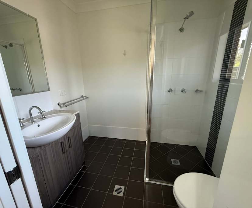 $300, Flatshare, 3 bathrooms, Urangan QLD 4655