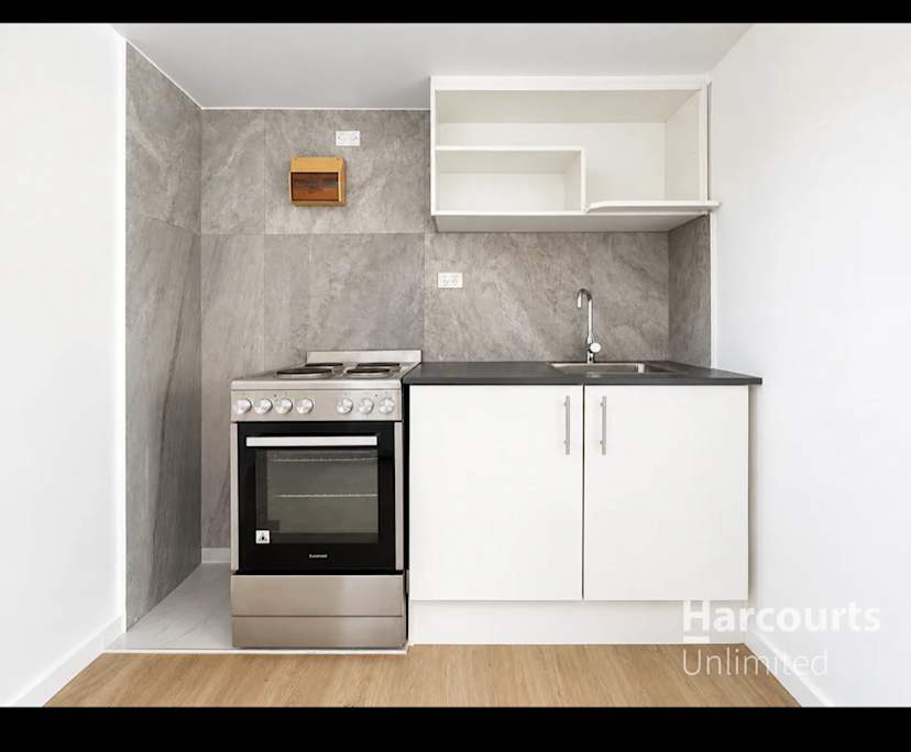 Unfurnished room studio flat for rent