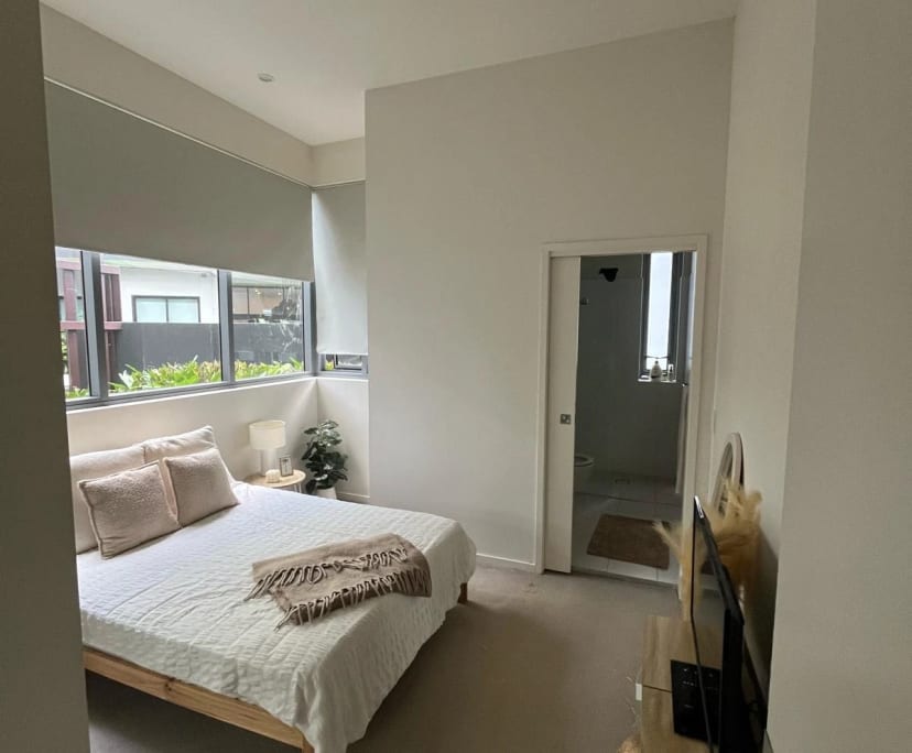Furnished room with ensuite in a flatshare